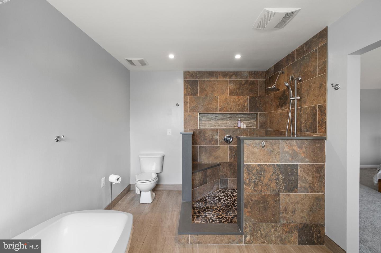 301 OXFORD GLEN CT, PURCELLVILLE, Virginia 20132, 4 Bedrooms Bedrooms, ,3 BathroomsBathrooms,Residential,For sale,301 OXFORD GLEN CT,VALO2102846 MLS # VALO2102846