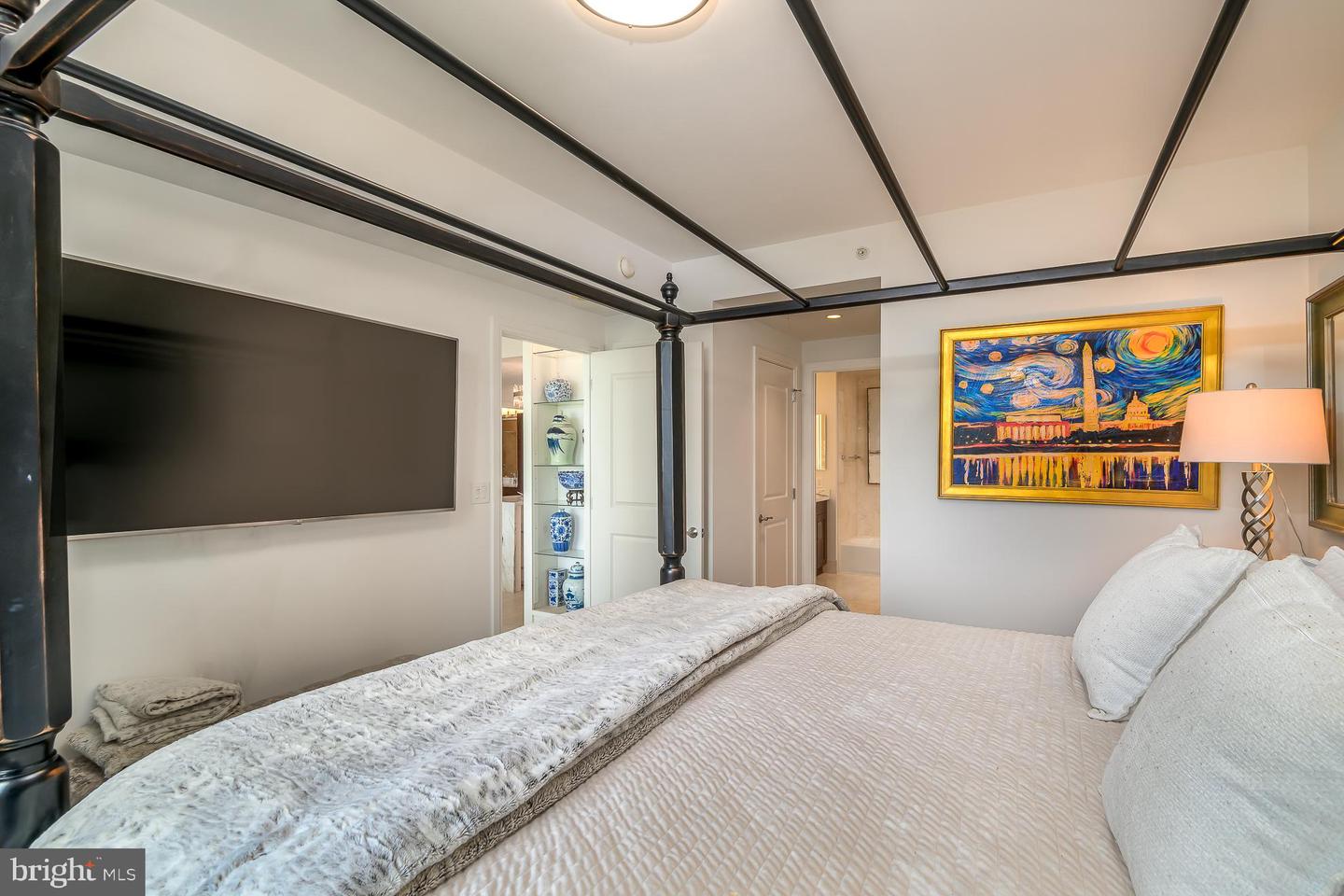 8220 CRESTWOOD HEIGHTS DR #1009, MCLEAN, Virginia 22102, 2 Bedrooms Bedrooms, ,2 BathroomsBathrooms,Residential,For sale,8220 CRESTWOOD HEIGHTS DR #1009,VAFX2258636 MLS # VAFX2258636
