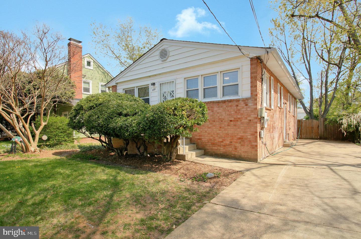 821 S MONROE ST, ARLINGTON, Virginia 22204, 3 Bedrooms Bedrooms, ,3 BathroomsBathrooms,Residential,For sale,821 S MONROE ST,VAAR2055404 MLS # VAAR2055404