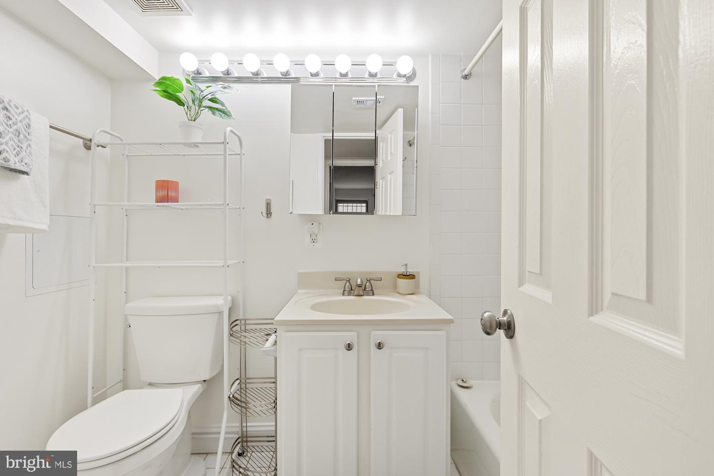 1621 T ST NW #T2, WASHINGTON, District Of Columbia 20009, 2 Bedrooms Bedrooms, ,2 BathroomsBathrooms,Residential,For sale,1621 T ST NW #T2,DCDC2200444 MLS # DCDC2200444