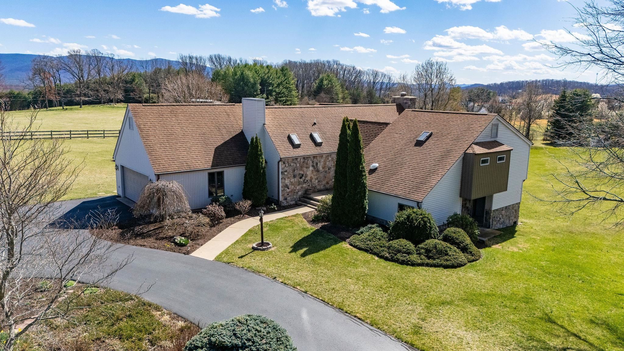 269 FOXFIELD DR, STAUNTON, Virginia 24401, 4 Bedrooms Bedrooms, ,3 BathroomsBathrooms,Residential,269 FOXFIELD DR,662396 MLS # 662396