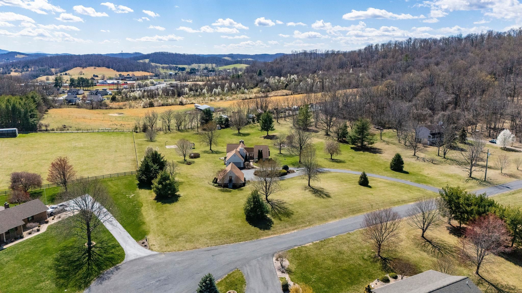 269 FOXFIELD DR, STAUNTON, Virginia 24401, 4 Bedrooms Bedrooms, ,3 BathroomsBathrooms,Residential,269 FOXFIELD DR,662396 MLS # 662396