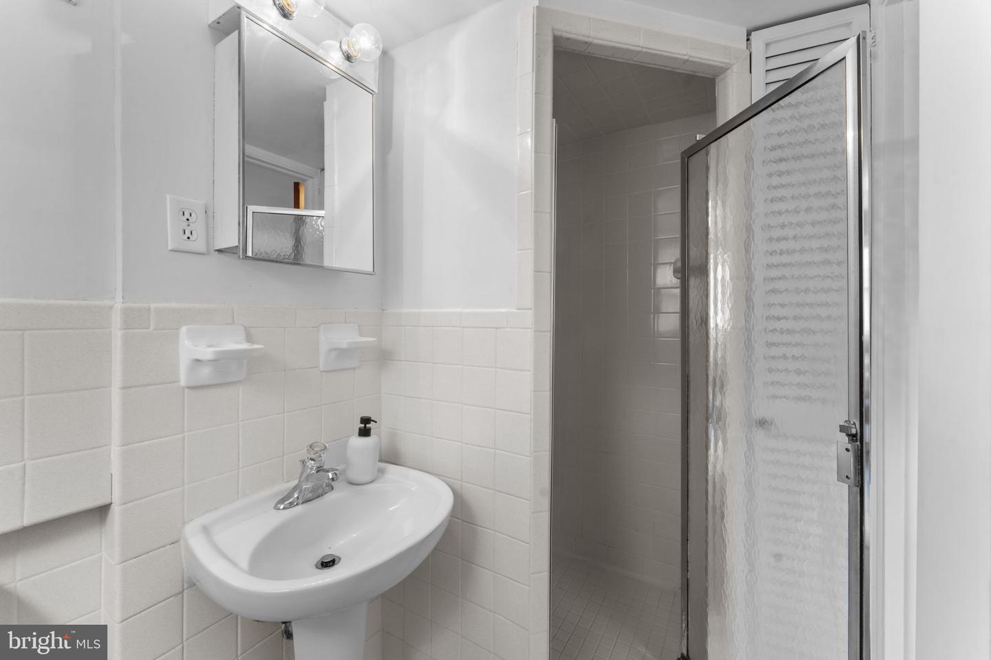 6412 24TH ST N, ARLINGTON, Virginia 22207, 4 Bedrooms Bedrooms, ,2 BathroomsBathrooms,Residential,For sale,6412 24TH ST N,VAAR2058468 MLS # VAAR2058468