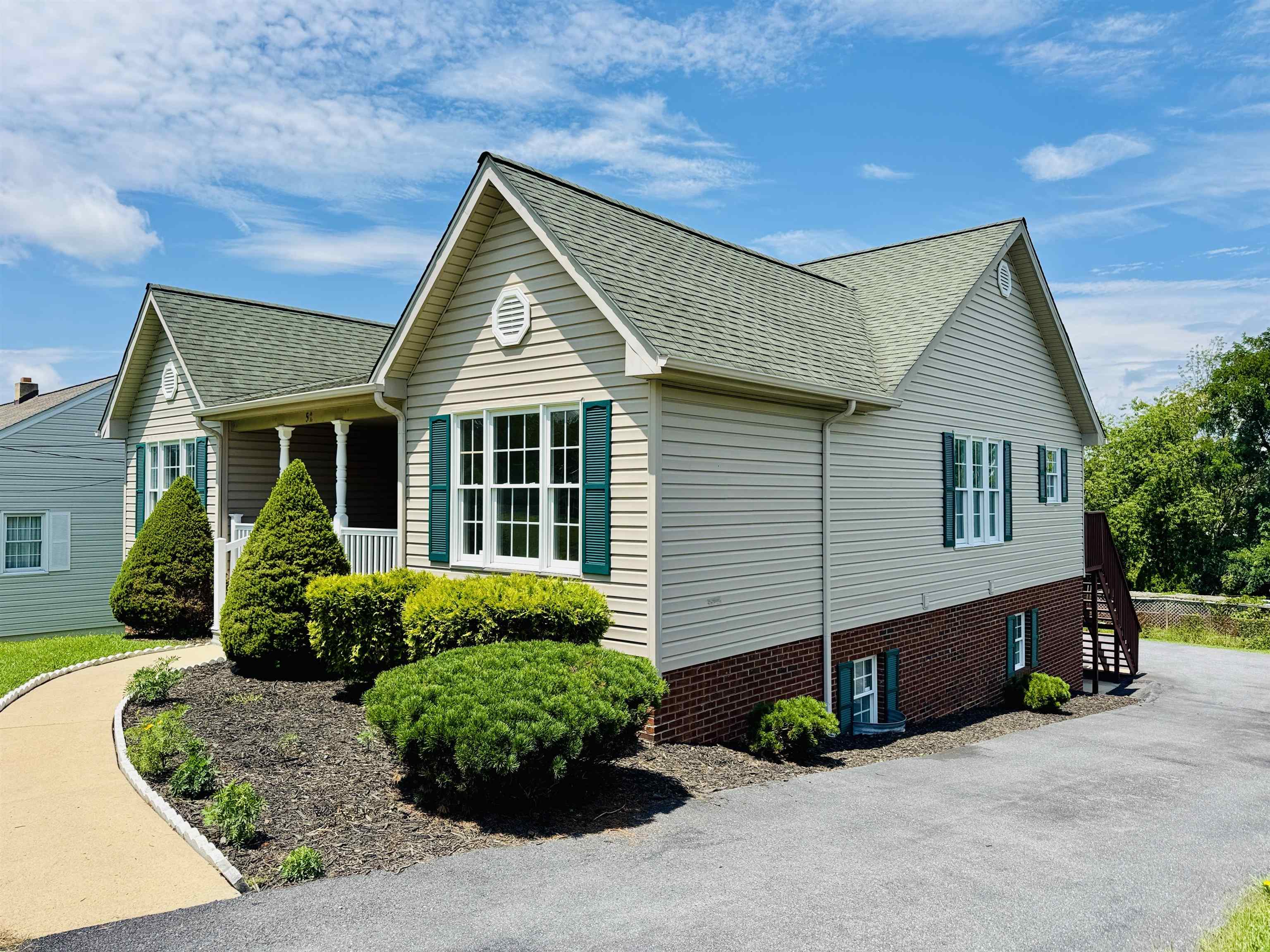 52 SUNSET BLVD, STAUNTON, Virginia 24401, 5 Bedrooms Bedrooms, ,3 BathroomsBathrooms,Residential,52 SUNSET BLVD,667476 MLS # 667476