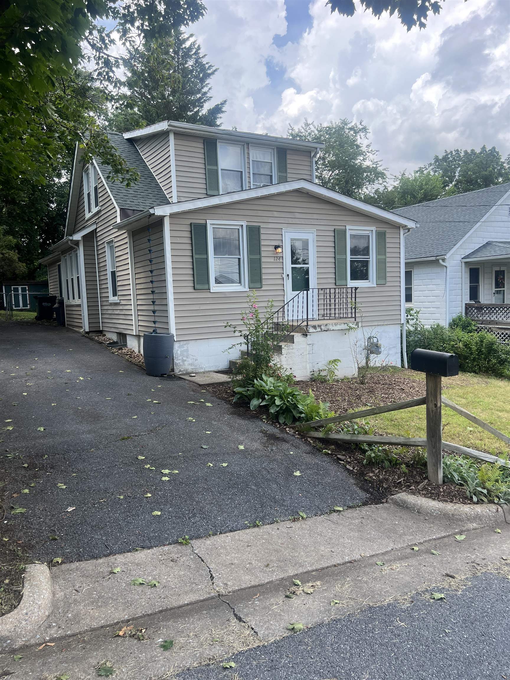 124 BELLVIEW ST, STAUNTON, Virginia 24401, 3 Bedrooms Bedrooms, ,1 BathroomBathrooms,Residential,124 BELLVIEW ST,667481 MLS # 667481