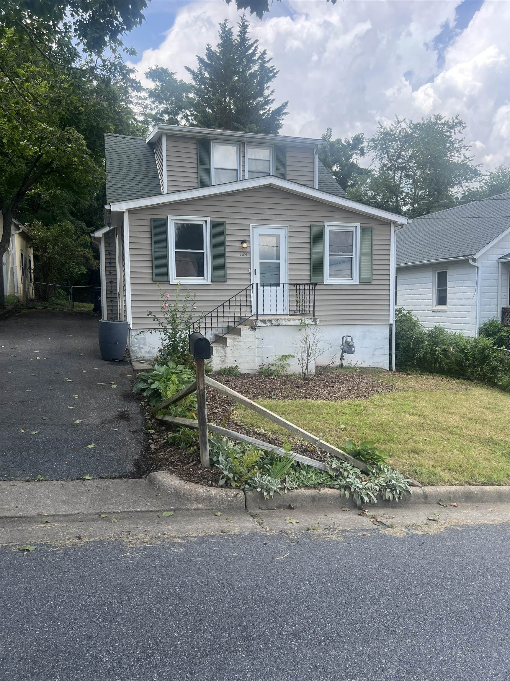 124 BELLVIEW ST, STAUNTON, Virginia 24401, 3 Bedrooms Bedrooms, ,1 BathroomBathrooms,Residential,124 BELLVIEW ST,667481 MLS # 667481