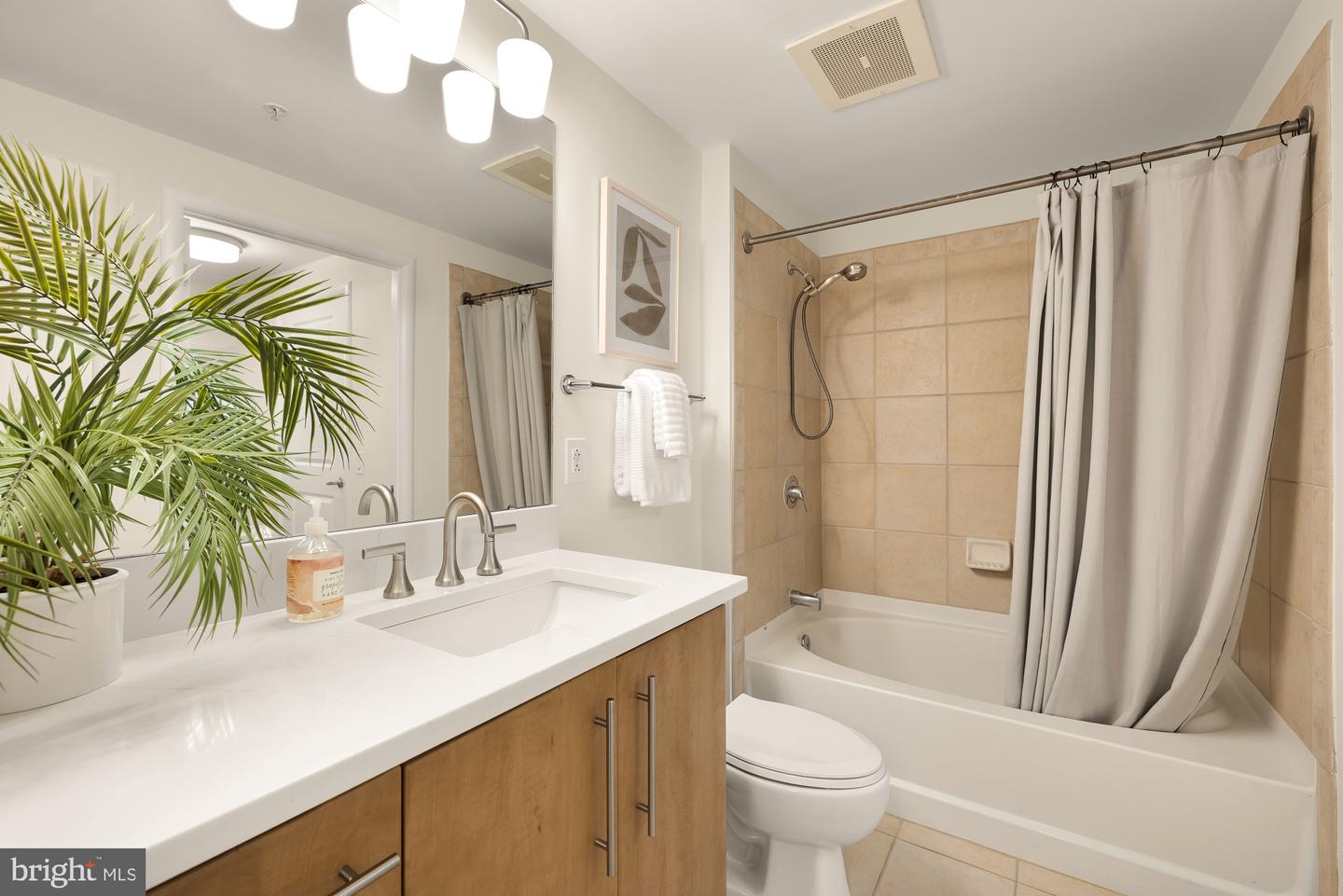 1021 N GARFIELD ST #702, ARLINGTON, Virginia 22201, 1 Bedroom Bedrooms, ,1 BathroomBathrooms,Residential,For sale,1021 N GARFIELD ST #702,VAAR2061136 MLS # VAAR2061136