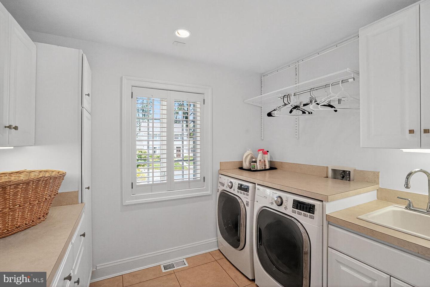 802 BEVERLEY DR, ALEXANDRIA, Virginia 22302, 5 Bedrooms Bedrooms, ,3 BathroomsBathrooms,Residential,For sale,802 BEVERLEY DR,VAAX2047780 MLS # VAAX2047780
