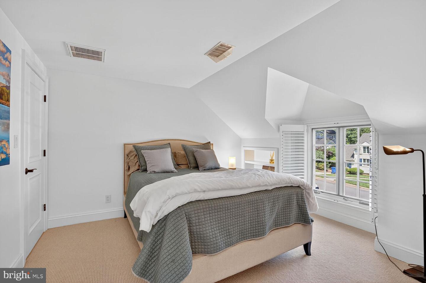 802 BEVERLEY DR, ALEXANDRIA, Virginia 22302, 5 Bedrooms Bedrooms, ,3 BathroomsBathrooms,Residential,For sale,802 BEVERLEY DR,VAAX2047780 MLS # VAAX2047780