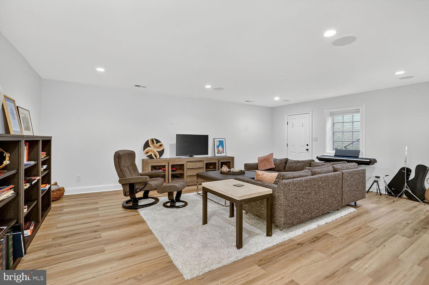 802 BEVERLEY DR, ALEXANDRIA, Virginia 22302, 5 Bedrooms Bedrooms, ,3 BathroomsBathrooms,Residential,For sale,802 BEVERLEY DR,VAAX2047780 MLS # VAAX2047780