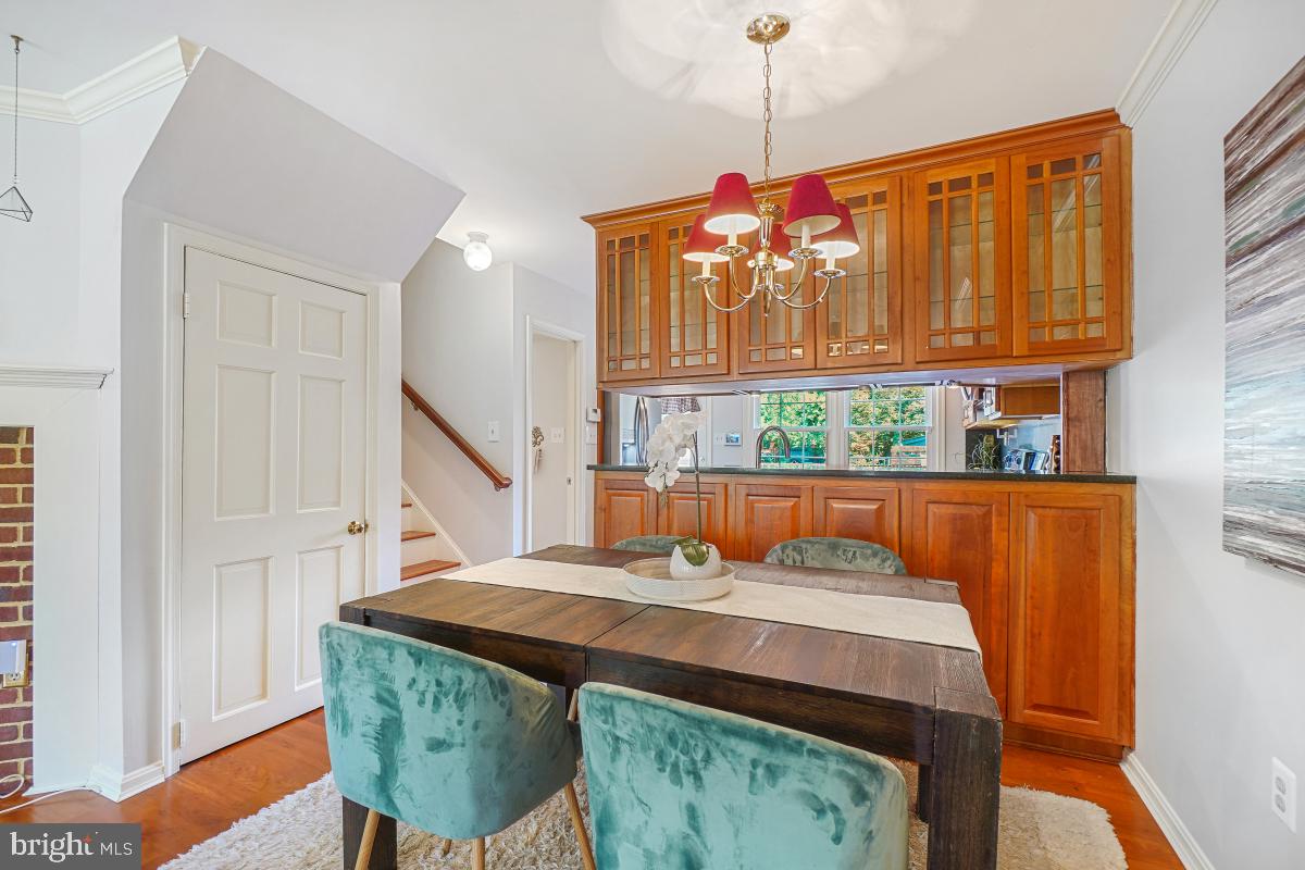 907 FRANKLIN ST, ALEXANDRIA, Virginia 22314, 2 Bedrooms Bedrooms, ,2 BathroomsBathrooms,Residential,For sale,907 FRANKLIN ST,VAAX2047820 MLS # VAAX2047820
