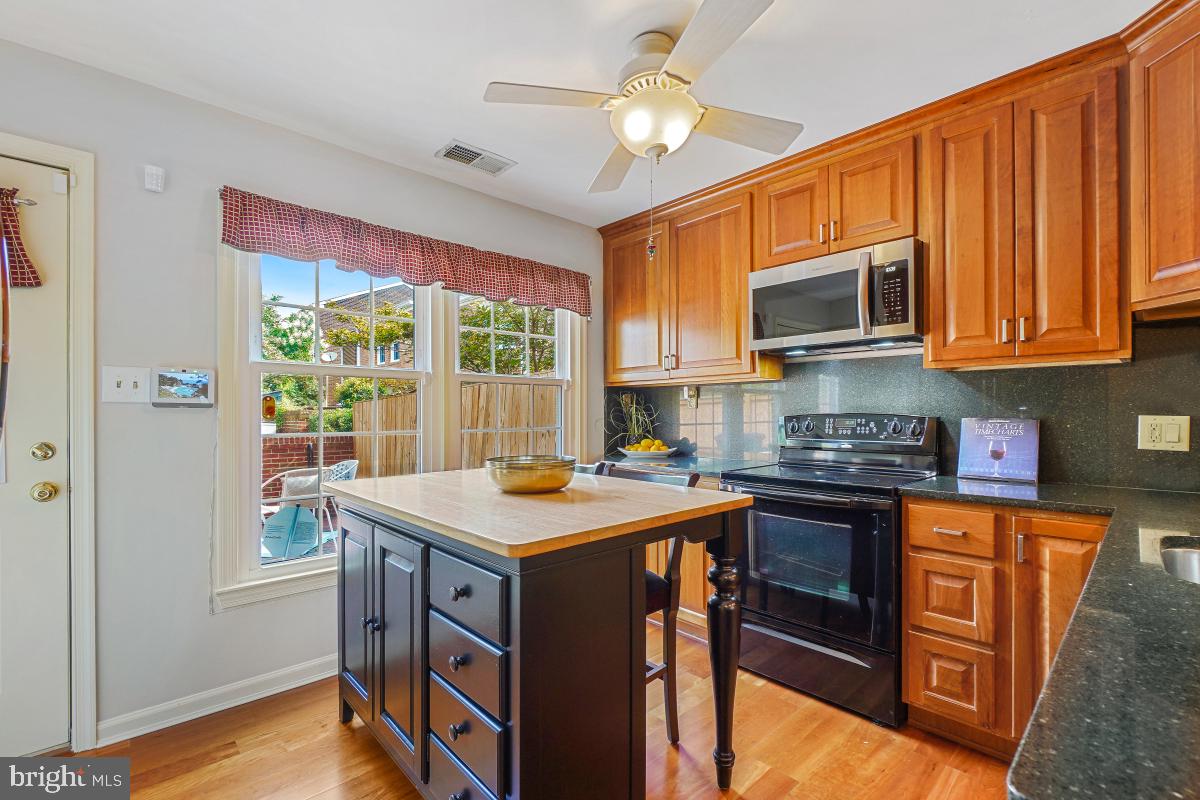 907 FRANKLIN ST, ALEXANDRIA, Virginia 22314, 2 Bedrooms Bedrooms, ,2 BathroomsBathrooms,Residential,For sale,907 FRANKLIN ST,VAAX2047820 MLS # VAAX2047820