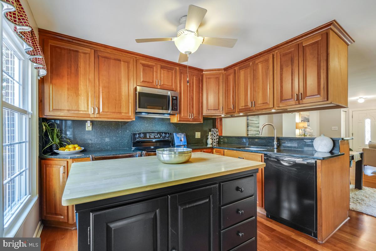 907 FRANKLIN ST, ALEXANDRIA, Virginia 22314, 2 Bedrooms Bedrooms, ,2 BathroomsBathrooms,Residential,For sale,907 FRANKLIN ST,VAAX2047820 MLS # VAAX2047820