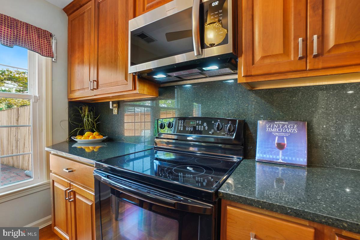 907 FRANKLIN ST, ALEXANDRIA, Virginia 22314, 2 Bedrooms Bedrooms, ,2 BathroomsBathrooms,Residential,For sale,907 FRANKLIN ST,VAAX2047820 MLS # VAAX2047820