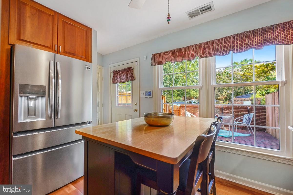 907 FRANKLIN ST, ALEXANDRIA, Virginia 22314, 2 Bedrooms Bedrooms, ,2 BathroomsBathrooms,Residential,For sale,907 FRANKLIN ST,VAAX2047820 MLS # VAAX2047820