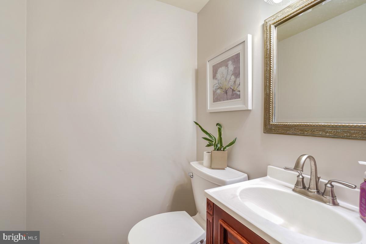907 FRANKLIN ST, ALEXANDRIA, Virginia 22314, 2 Bedrooms Bedrooms, ,2 BathroomsBathrooms,Residential,For sale,907 FRANKLIN ST,VAAX2047820 MLS # VAAX2047820