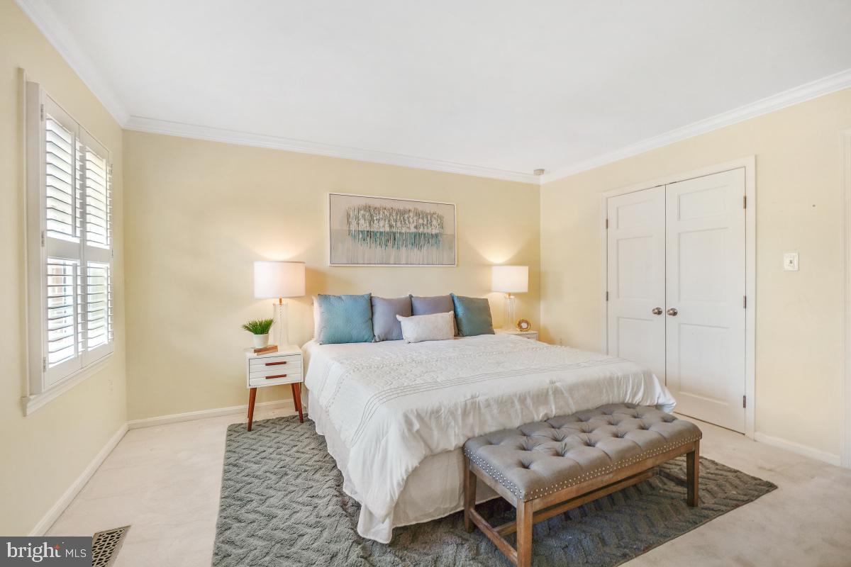 907 FRANKLIN ST, ALEXANDRIA, Virginia 22314, 2 Bedrooms Bedrooms, ,2 BathroomsBathrooms,Residential,For sale,907 FRANKLIN ST,VAAX2047820 MLS # VAAX2047820