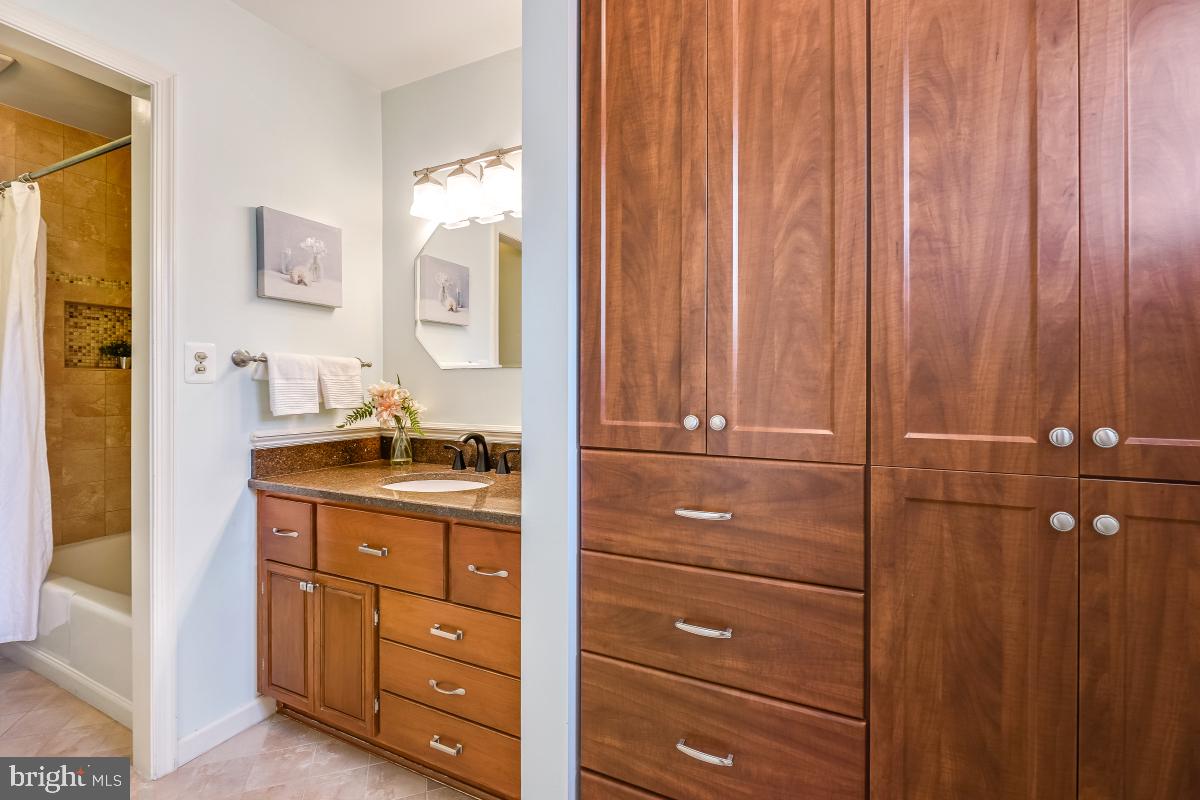 907 FRANKLIN ST, ALEXANDRIA, Virginia 22314, 2 Bedrooms Bedrooms, ,2 BathroomsBathrooms,Residential,For sale,907 FRANKLIN ST,VAAX2047820 MLS # VAAX2047820