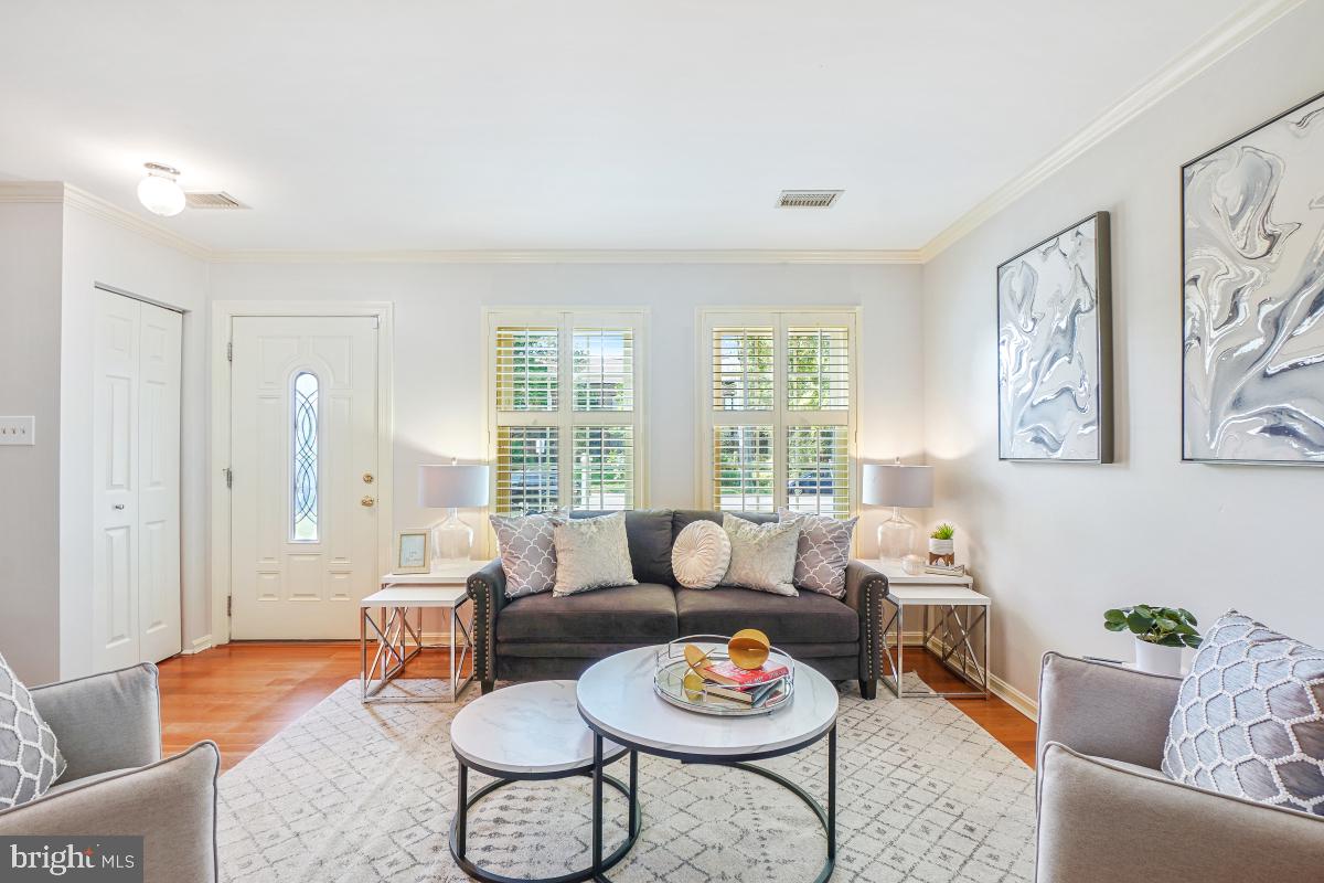 907 FRANKLIN ST, ALEXANDRIA, Virginia 22314, 2 Bedrooms Bedrooms, ,2 BathroomsBathrooms,Residential,For sale,907 FRANKLIN ST,VAAX2047820 MLS # VAAX2047820