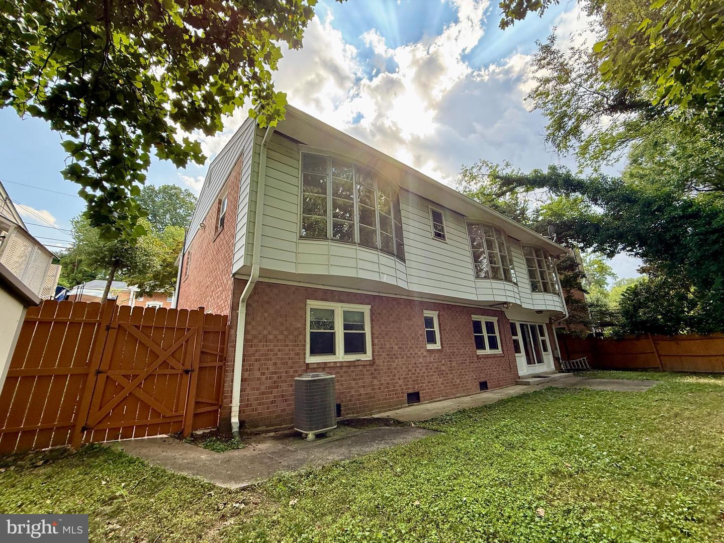 2735 S GROVE ST, ARLINGTON, Virginia 22202, 4 Bedrooms Bedrooms, 9 Rooms Rooms,2 BathroomsBathrooms,Residential,For sale,2735 S GROVE ST,VAAR2061580 MLS # VAAR2061580