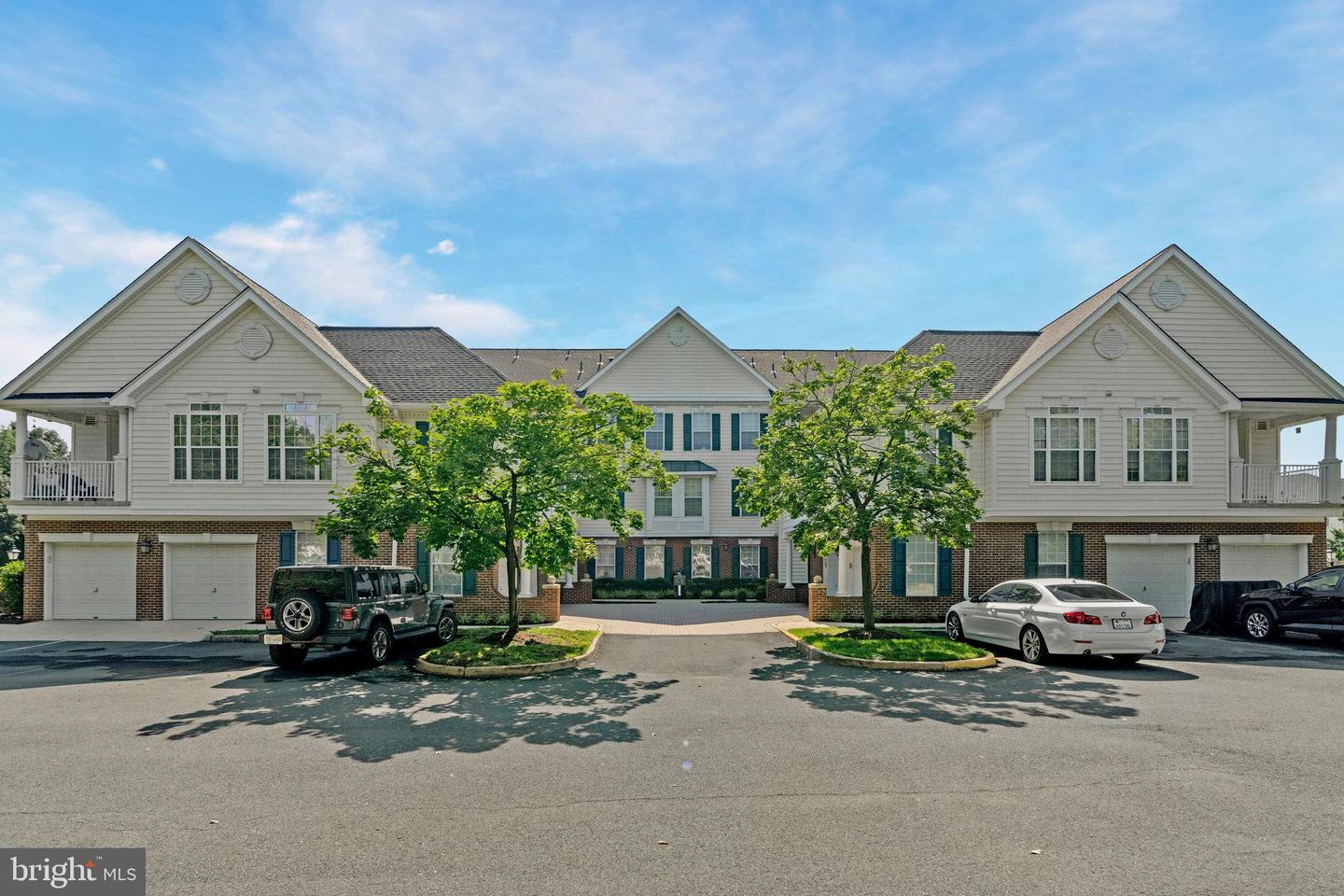 25230 POND VIEW SQ #301, CHANTILLY, Virginia 20152, 2 Bedrooms Bedrooms, ,2 BathroomsBathrooms,Residential,For sale,25230 POND VIEW SQ #301,VALO2103448 MLS # VALO2103448