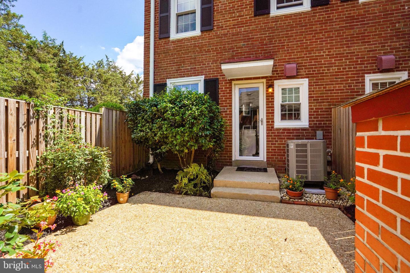 3463 S STAFFORD ST #B, ARLINGTON, Virginia 22206, 2 Bedrooms Bedrooms, ,2 BathroomsBathrooms,Residential,For sale,3463 S STAFFORD ST #B,VAAR2061594 MLS # VAAR2061594