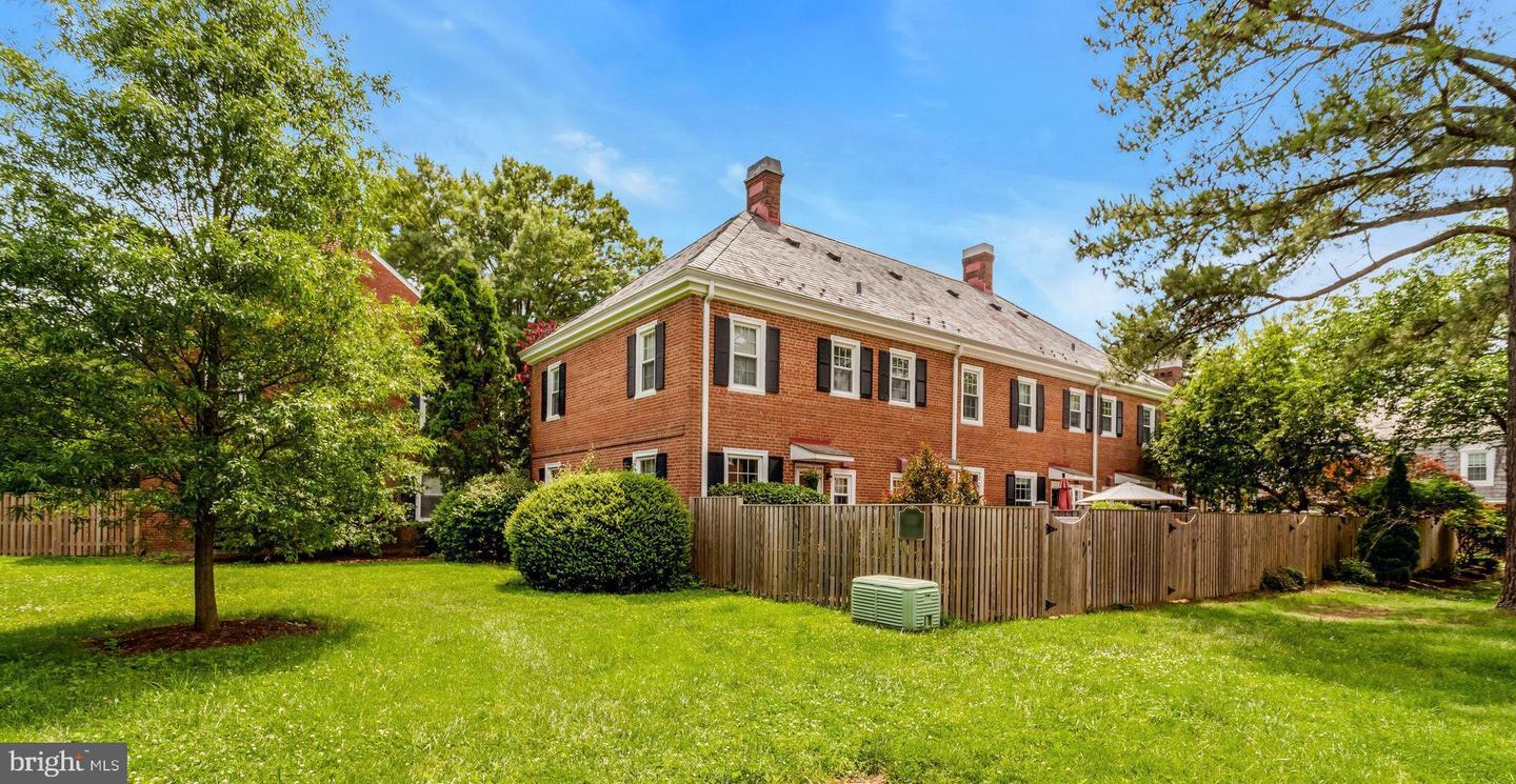 3463 S STAFFORD ST #B, ARLINGTON, Virginia 22206, 2 Bedrooms Bedrooms, ,2 BathroomsBathrooms,Residential,For sale,3463 S STAFFORD ST #B,VAAR2061594 MLS # VAAR2061594