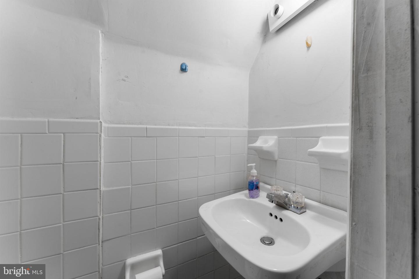 109 CLIFFORD AVE, ALEXANDRIA, Virginia 22305, 2 Bedrooms Bedrooms, ,1 BathroomBathrooms,Residential,For sale,109 CLIFFORD AVE,VAAX2048092 MLS # VAAX2048092