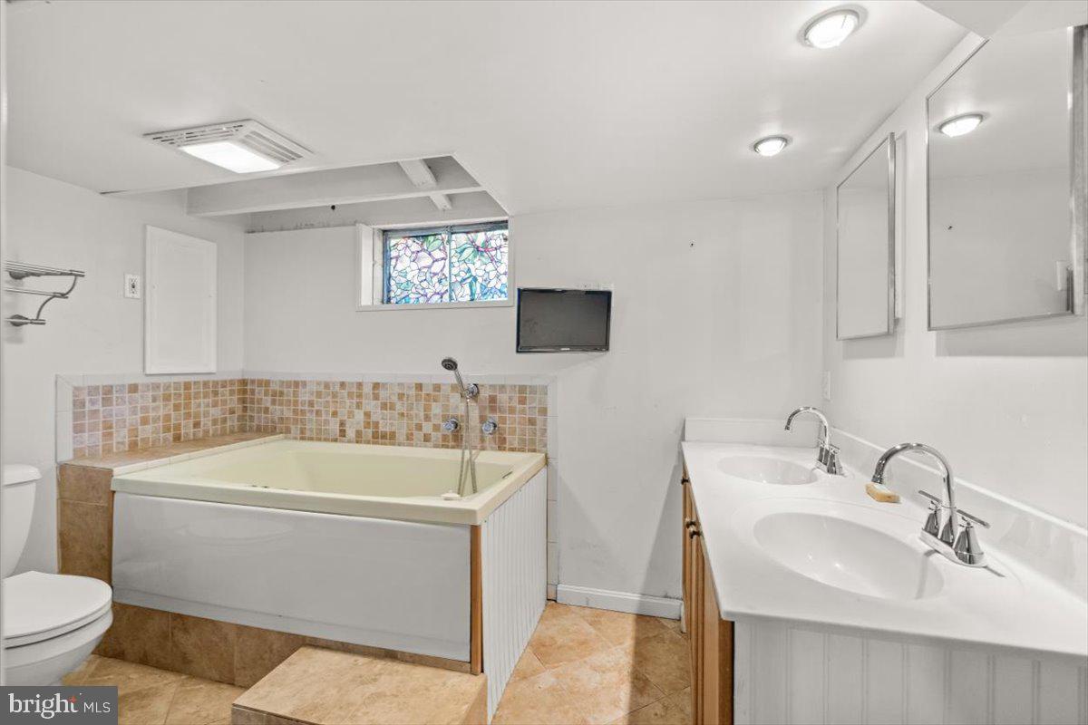 13118 FURNACE MOUNTAIN RD, LOVETTSVILLE, Virginia 20180, 3 Bedrooms Bedrooms, ,2 BathroomsBathrooms,Residential,For sale,13118 FURNACE MOUNTAIN RD,VALO2103612 MLS # VALO2103612