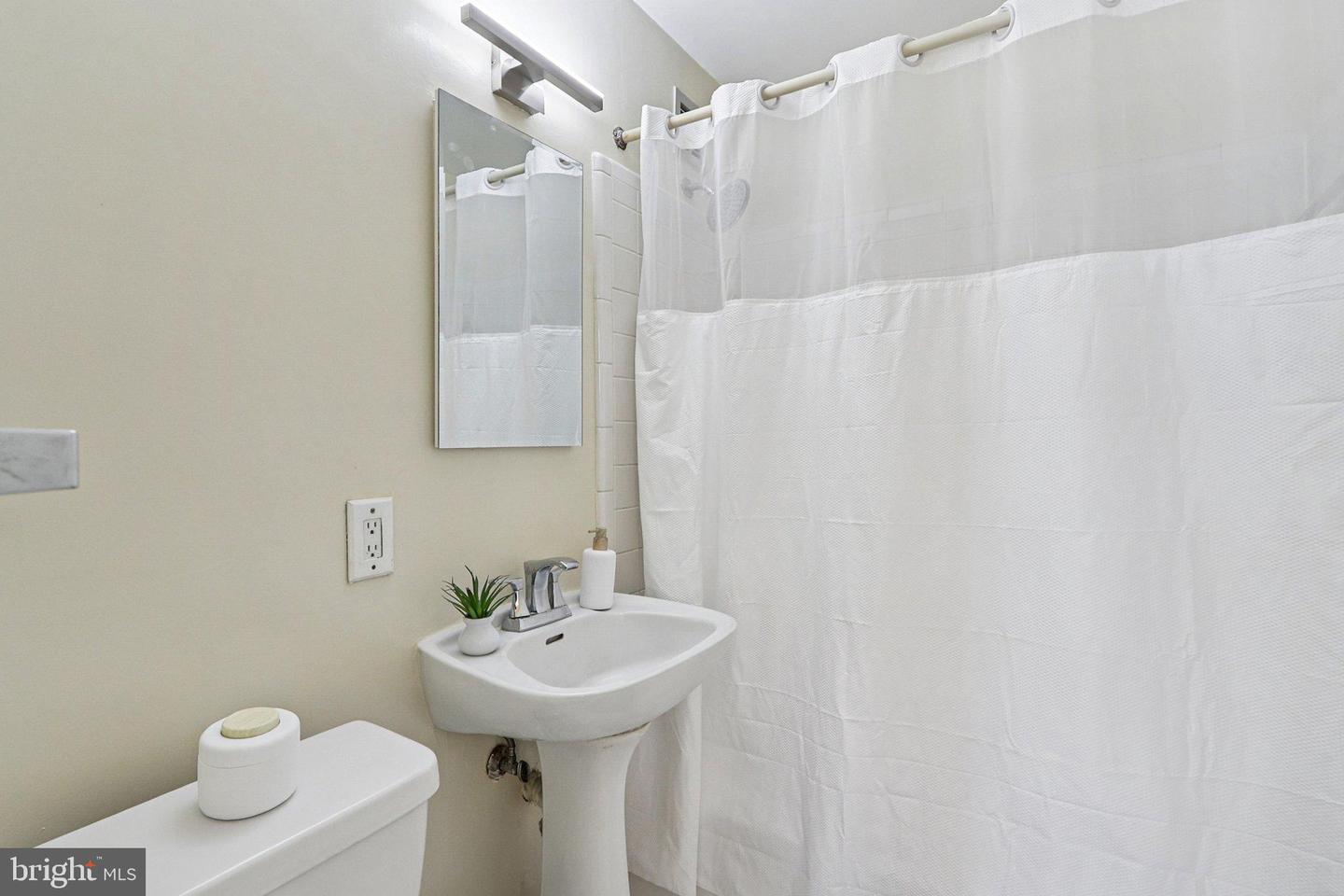 1111 ARLINGTON BLVD #431, ARLINGTON, Virginia 22209, 2 Bedrooms Bedrooms, ,1 BathroomBathrooms,Residential,For sale,1111 ARLINGTON BLVD #431,VAAR2061686 MLS # VAAR2061686