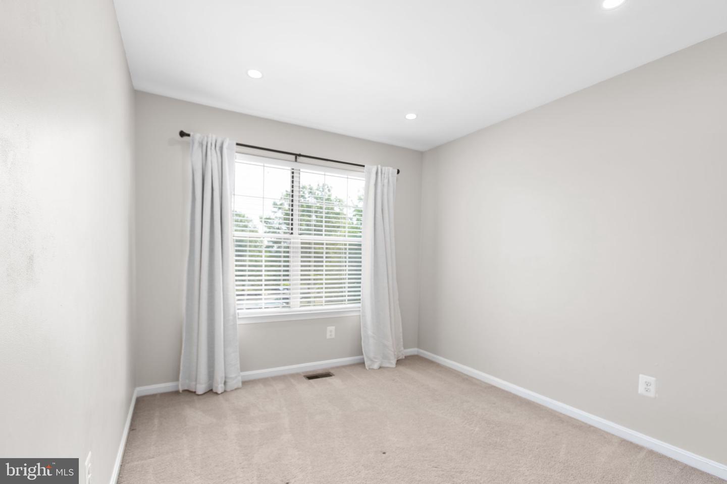16828 MIRANDA LN, WOODBRIDGE, Virginia 22191, 3 Bedrooms Bedrooms, ,2 BathroomsBathrooms,Residential,For sale,16828 MIRANDA LN,VAPW2100560 MLS # VAPW2100560