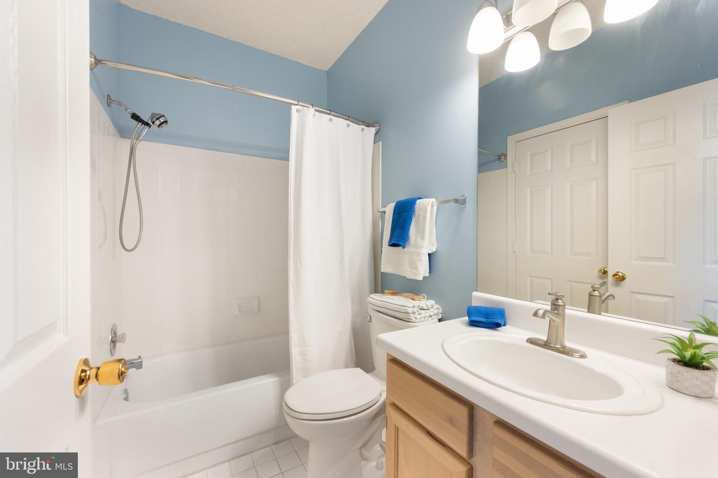 13081 AUTUMN WOODS WAY #203, FAIRFAX, Virginia 22033, 2 Bedrooms Bedrooms, ,2 BathroomsBathrooms,Residential,For sale,13081 AUTUMN WOODS WAY #203,VAFX2259118 MLS # VAFX2259118