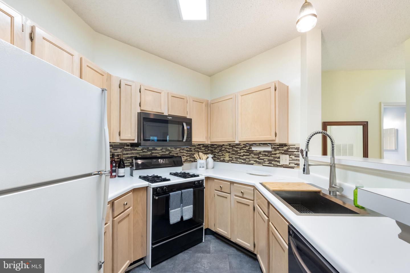 13081 AUTUMN WOODS WAY #203, FAIRFAX, Virginia 22033, 2 Bedrooms Bedrooms, ,2 BathroomsBathrooms,Residential,For sale,13081 AUTUMN WOODS WAY #203,VAFX2259118 MLS # VAFX2259118