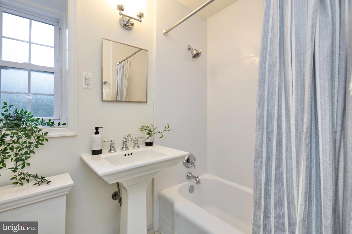 3111 VALLEY DR, ALEXANDRIA, Virginia 22302, 1 Bedroom Bedrooms, 5 Rooms Rooms,1 BathroomBathrooms,Residential,For sale,3111 VALLEY DR,VAAX2048174 MLS # VAAX2048174