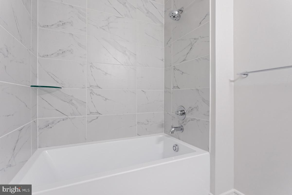 635 SLATERS LN #109, ALEXANDRIA, Virginia 22314, 2 Bedrooms Bedrooms, ,2 BathroomsBathrooms,Residential,For sale,635 SLATERS LN #109,VAAX2048204 MLS # VAAX2048204