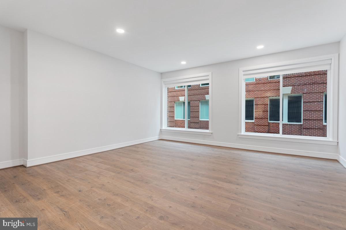 635 SLATERS LN #109, ALEXANDRIA, Virginia 22314, 2 Bedrooms Bedrooms, ,2 BathroomsBathrooms,Residential,For sale,635 SLATERS LN #109,VAAX2048204 MLS # VAAX2048204