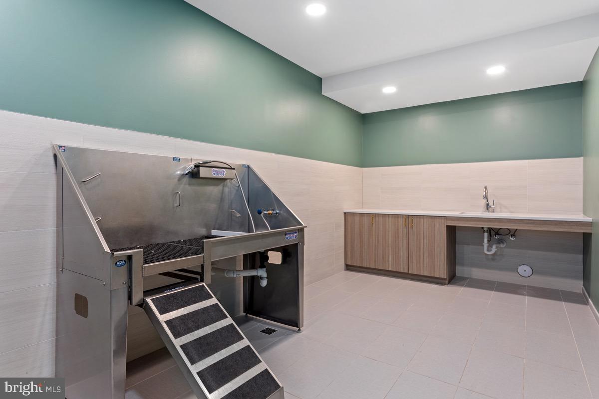635 SLATERS LN #109, ALEXANDRIA, Virginia 22314, 2 Bedrooms Bedrooms, ,2 BathroomsBathrooms,Residential,For sale,635 SLATERS LN #109,VAAX2048204 MLS # VAAX2048204