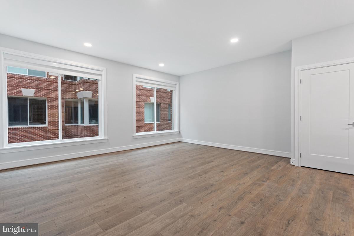 635 SLATERS LN #109, ALEXANDRIA, Virginia 22314, 2 Bedrooms Bedrooms, ,2 BathroomsBathrooms,Residential,For sale,635 SLATERS LN #109,VAAX2048204 MLS # VAAX2048204