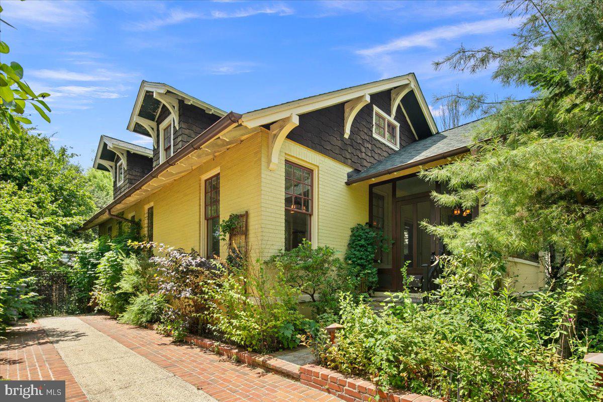 14 W ROSEMONT AVE, ALEXANDRIA, Virginia 22301, 3 Bedrooms Bedrooms, ,2 BathroomsBathrooms,Residential,For sale,14 W ROSEMONT AVE,VAAX2048214 MLS # VAAX2048214