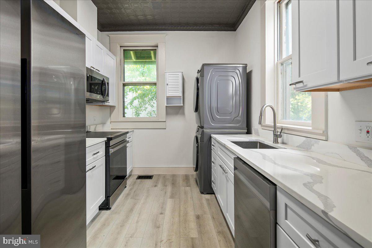 14 W ROSEMONT AVE, ALEXANDRIA, Virginia 22301, 3 Bedrooms Bedrooms, ,2 BathroomsBathrooms,Residential,For sale,14 W ROSEMONT AVE,VAAX2048214 MLS # VAAX2048214