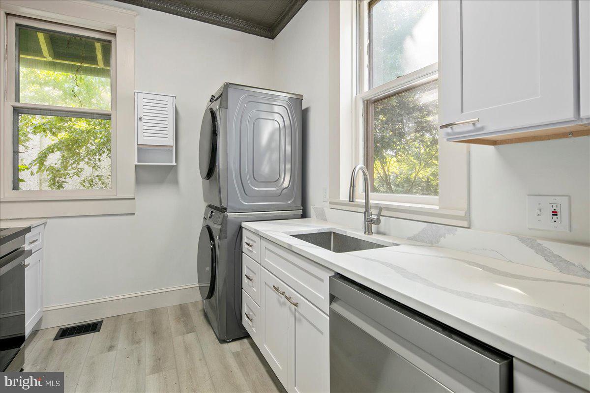 14 W ROSEMONT AVE, ALEXANDRIA, Virginia 22301, 3 Bedrooms Bedrooms, ,2 BathroomsBathrooms,Residential,For sale,14 W ROSEMONT AVE,VAAX2048214 MLS # VAAX2048214