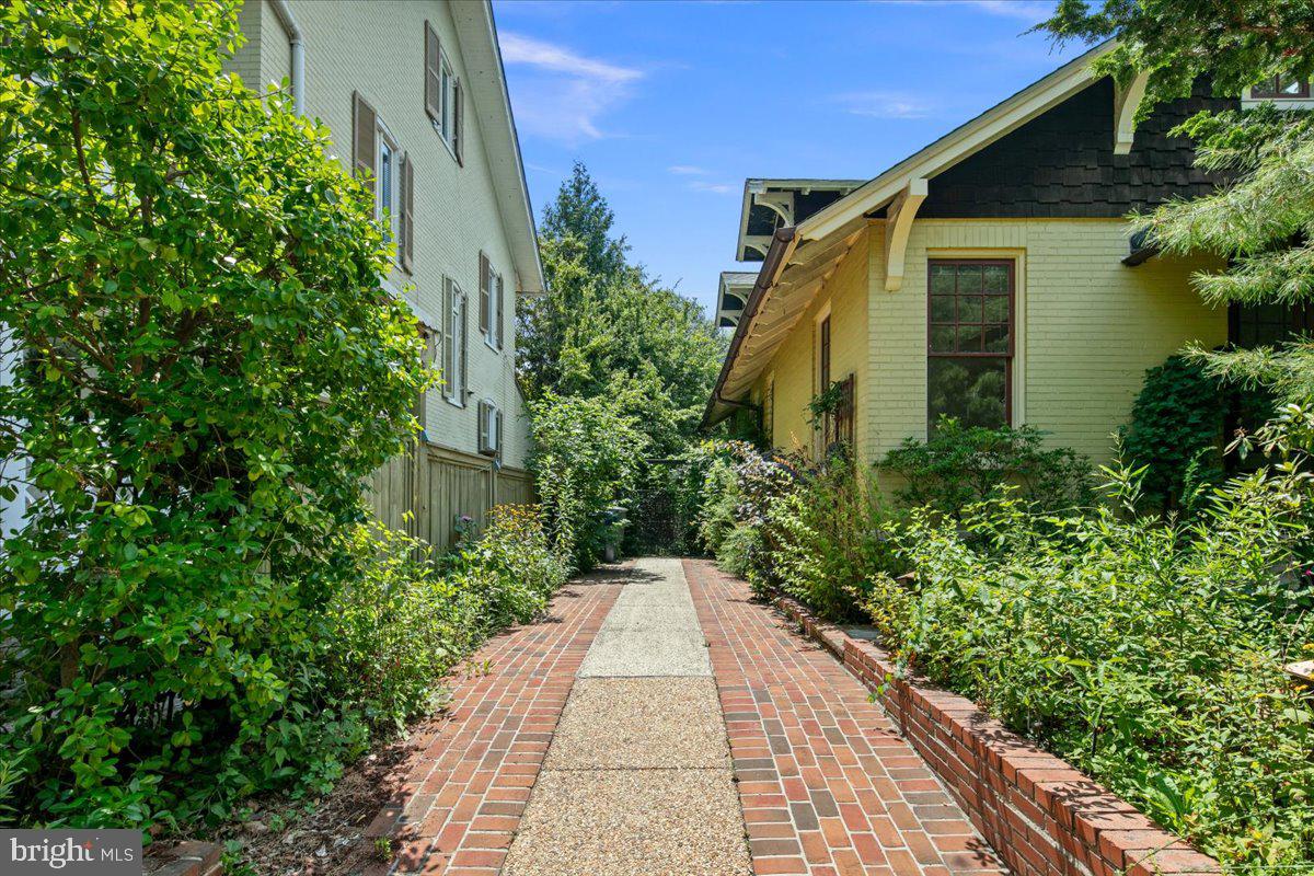 14 W ROSEMONT AVE, ALEXANDRIA, Virginia 22301, 3 Bedrooms Bedrooms, ,2 BathroomsBathrooms,Residential,For sale,14 W ROSEMONT AVE,VAAX2048214 MLS # VAAX2048214