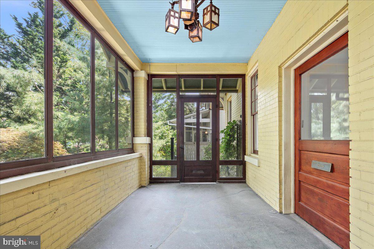 14 W ROSEMONT AVE, ALEXANDRIA, Virginia 22301, 3 Bedrooms Bedrooms, ,2 BathroomsBathrooms,Residential,For sale,14 W ROSEMONT AVE,VAAX2048214 MLS # VAAX2048214