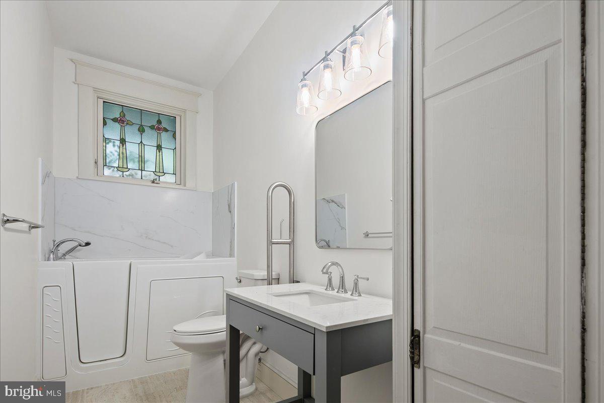 14 W ROSEMONT AVE, ALEXANDRIA, Virginia 22301, 3 Bedrooms Bedrooms, ,2 BathroomsBathrooms,Residential,For sale,14 W ROSEMONT AVE,VAAX2048214 MLS # VAAX2048214