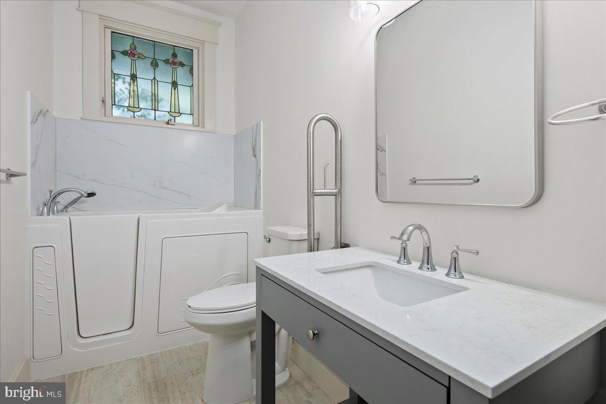 14 W ROSEMONT AVE, ALEXANDRIA, Virginia 22301, 3 Bedrooms Bedrooms, ,2 BathroomsBathrooms,Residential,For sale,14 W ROSEMONT AVE,VAAX2048214 MLS # VAAX2048214