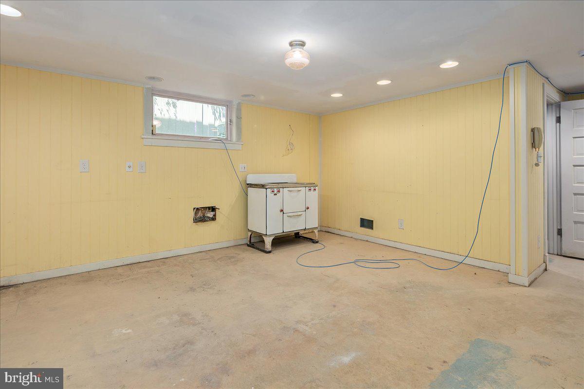 14 W ROSEMONT AVE, ALEXANDRIA, Virginia 22301, 3 Bedrooms Bedrooms, ,2 BathroomsBathrooms,Residential,For sale,14 W ROSEMONT AVE,VAAX2048214 MLS # VAAX2048214