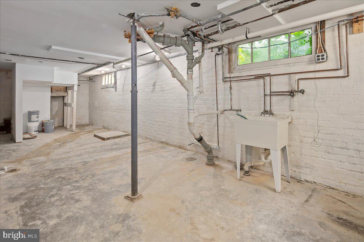 14 W ROSEMONT AVE, ALEXANDRIA, Virginia 22301, 3 Bedrooms Bedrooms, ,2 BathroomsBathrooms,Residential,For sale,14 W ROSEMONT AVE,VAAX2048214 MLS # VAAX2048214