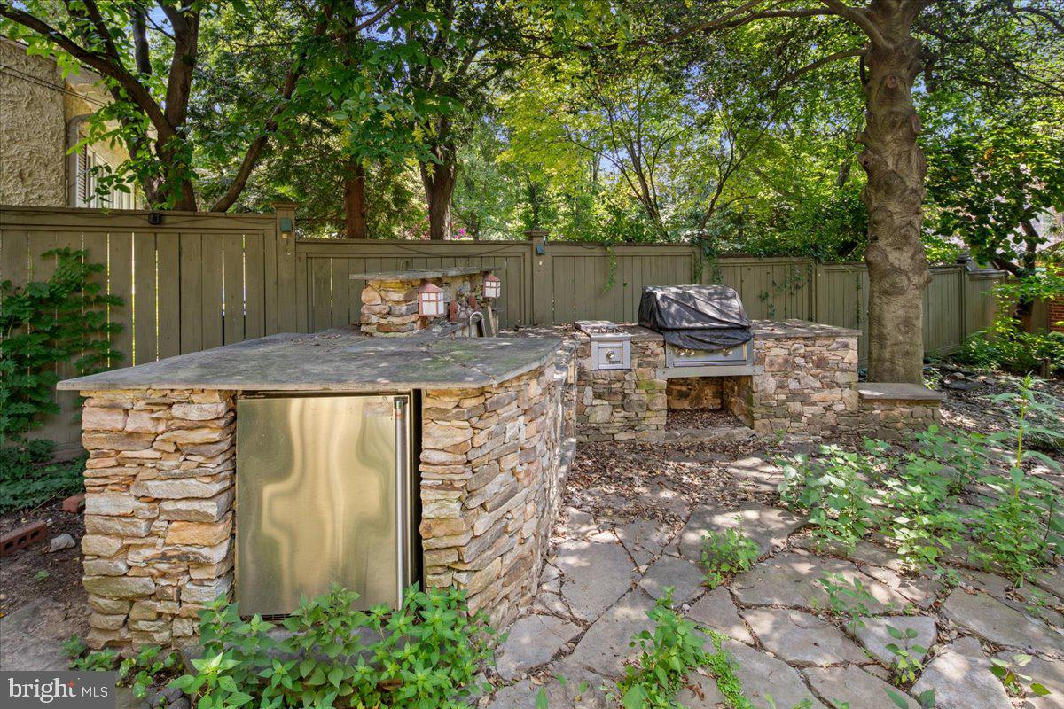 14 W ROSEMONT AVE, ALEXANDRIA, Virginia 22301, 3 Bedrooms Bedrooms, ,2 BathroomsBathrooms,Residential,For sale,14 W ROSEMONT AVE,VAAX2048214 MLS # VAAX2048214