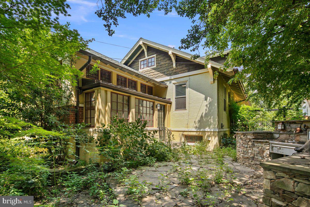 14 W ROSEMONT AVE, ALEXANDRIA, Virginia 22301, 3 Bedrooms Bedrooms, ,2 BathroomsBathrooms,Residential,For sale,14 W ROSEMONT AVE,VAAX2048214 MLS # VAAX2048214