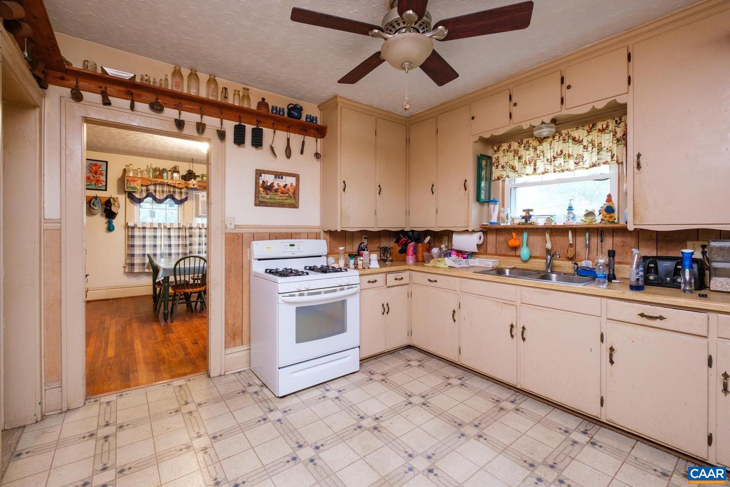 132 S CHARLOTTE AVE, WAYNESBORO, Virginia 22980, 3 Bedrooms Bedrooms, ,1 BathroomBathrooms,Residential,For sale,132 S CHARLOTTE AVE,667473 MLS # 667473